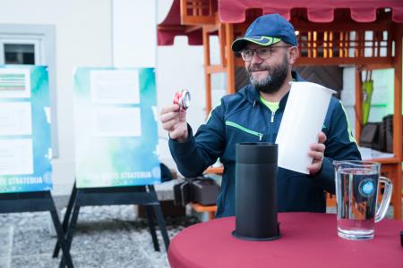 direktor Komunale Kranj Matjaž Berčon_stiskalnica odpadne plastenke in pločevinke